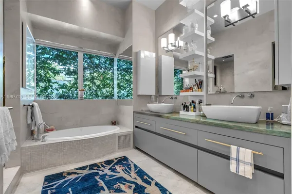 $5,495,000 | 140 Hampton Lane, Key Biscayne, FL 33149