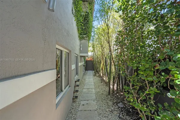 $5,495,000 | 140 Hampton Lane, Key Biscayne, FL 33149