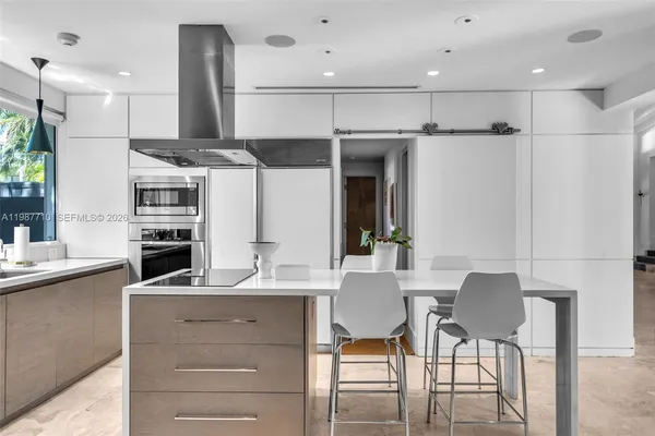 $5,495,000 | 140 Hampton Lane, Key Biscayne, FL 33149