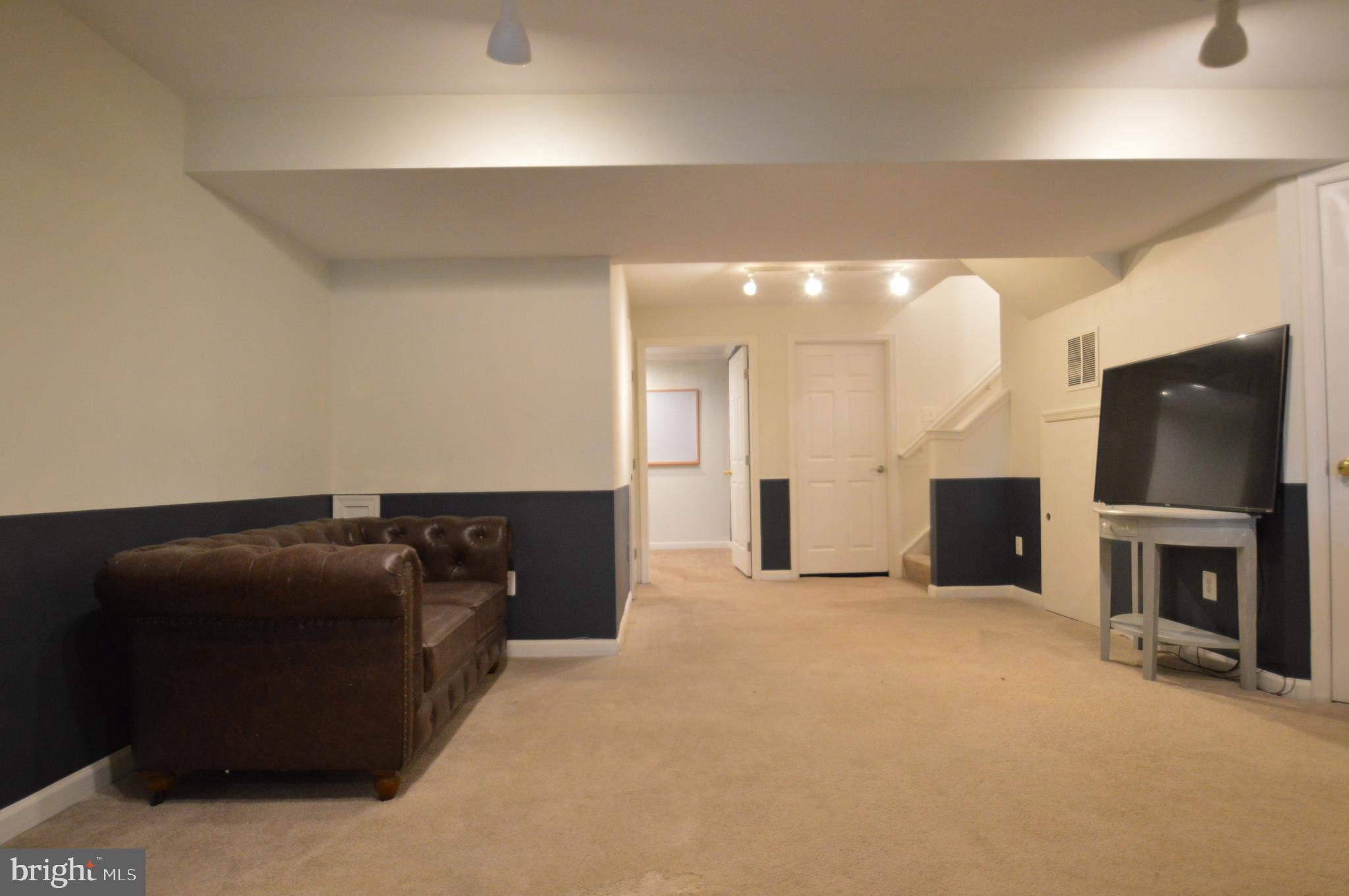 233 Shirley Square Southeast Leesburg, VA 20175 - Photo 22 of 32