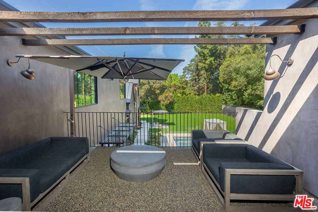 16174 Woodvale Road Encino, CA 91436 - Photo 15 of 35