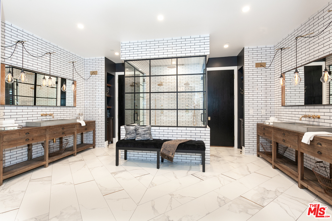 16174 Woodvale Road Encino, CA 91436 - Photo 17 of 35