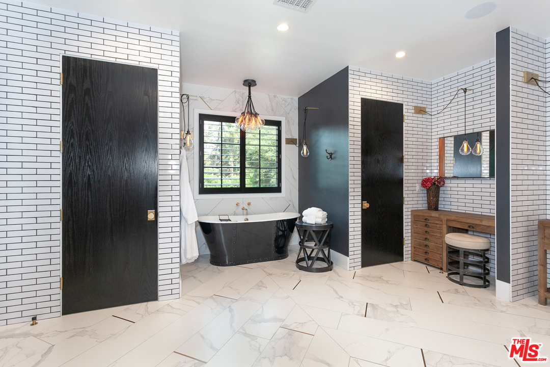 16174 Woodvale Road Encino, CA 91436 - Photo 18 of 35