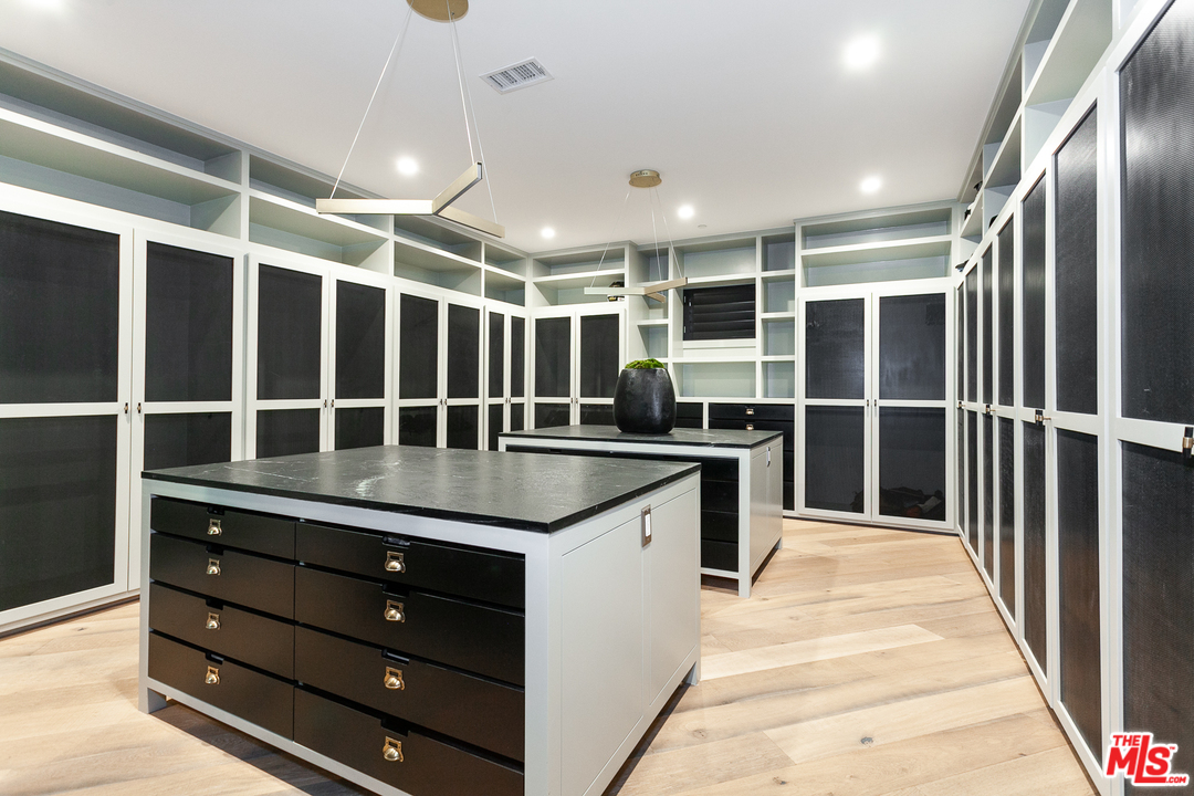 16174 Woodvale Road Encino, CA 91436 - Photo 19 of 35