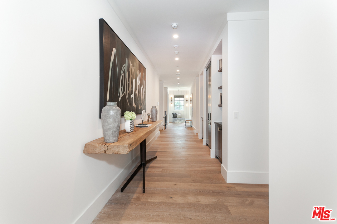 16174 Woodvale Road Encino, CA 91436 - Photo 20 of 35