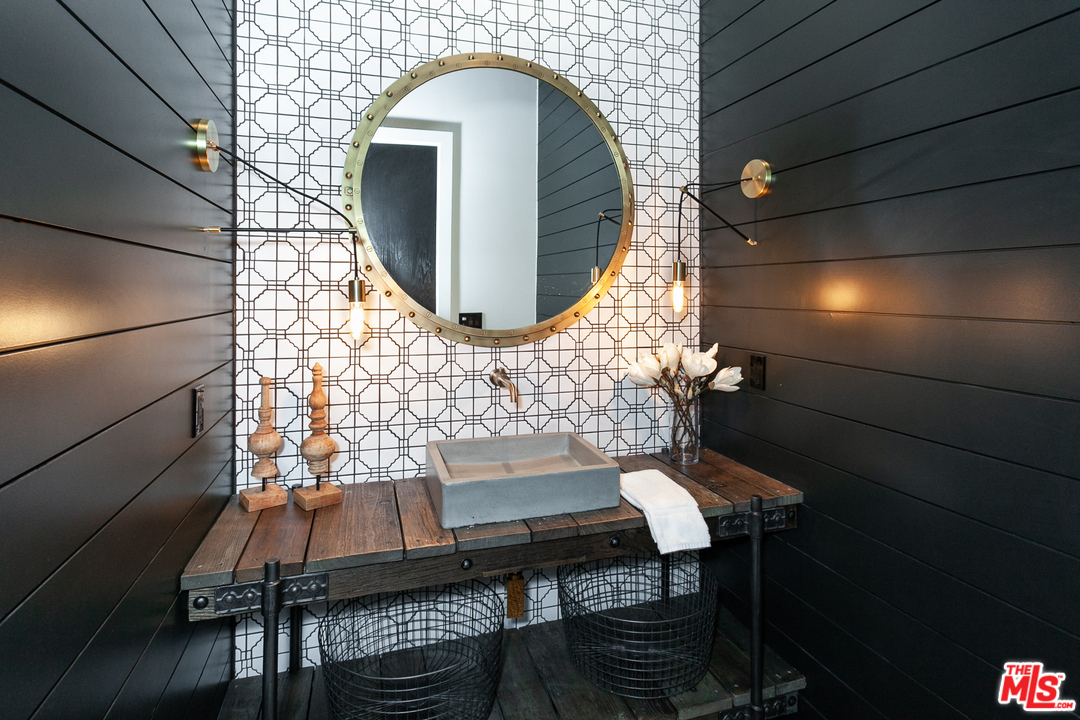 16174 Woodvale Road Encino, CA 91436 - Photo 22 of 35