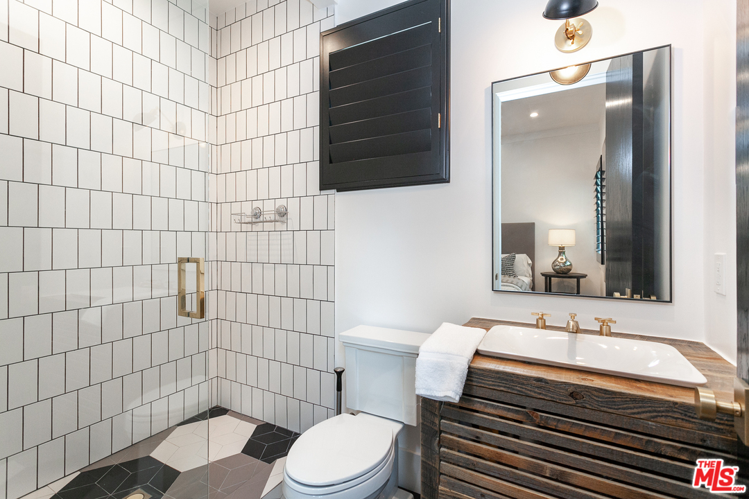 16174 Woodvale Road Encino, CA 91436 - Photo 24 of 35