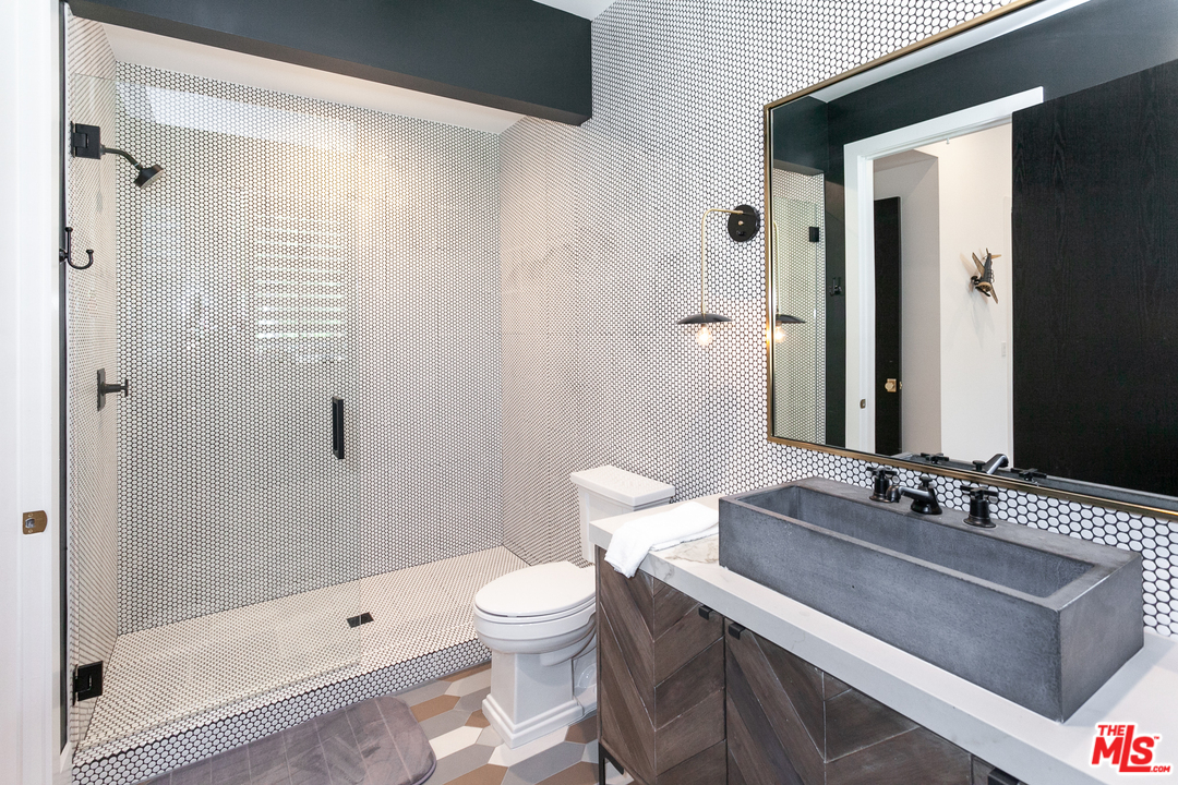 16174 Woodvale Road Encino, CA 91436 - Photo 26 of 35