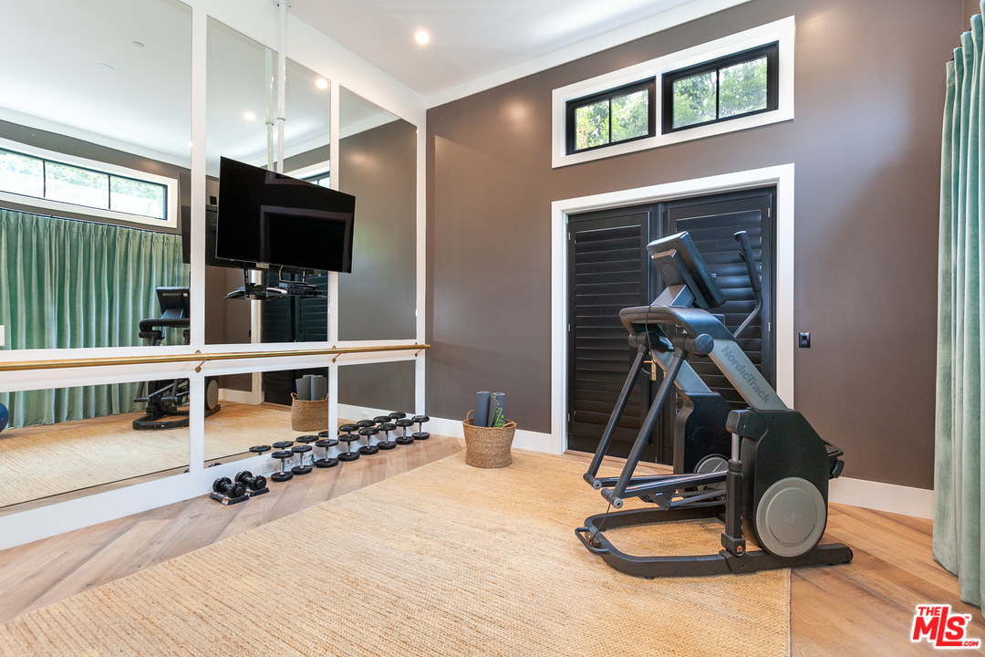 16174 Woodvale Road Encino, CA 91436 - Photo 27 of 35