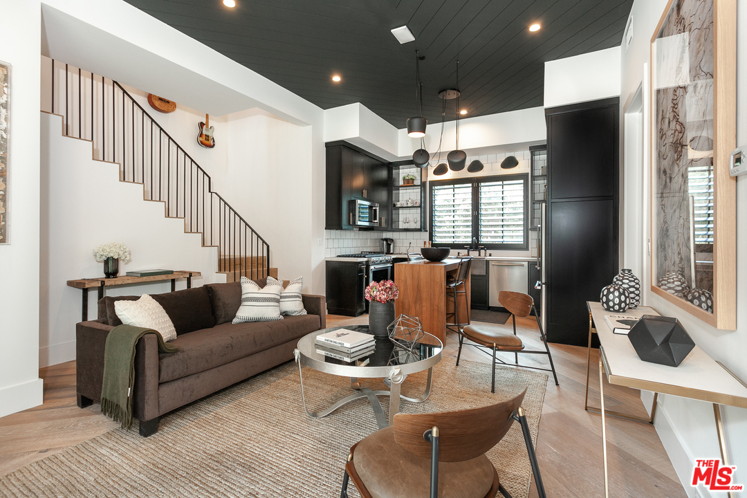 16174 Woodvale Road Encino, CA 91436 - Photo 30 of 35