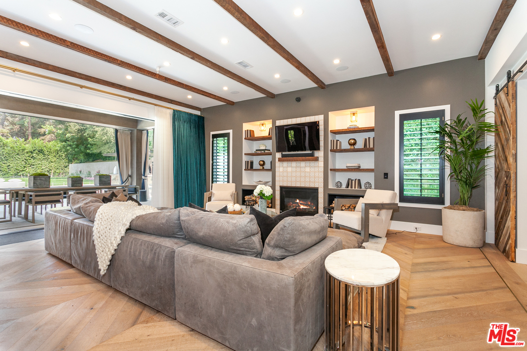 16174 Woodvale Road Encino, CA 91436 - Photo 4 of 35