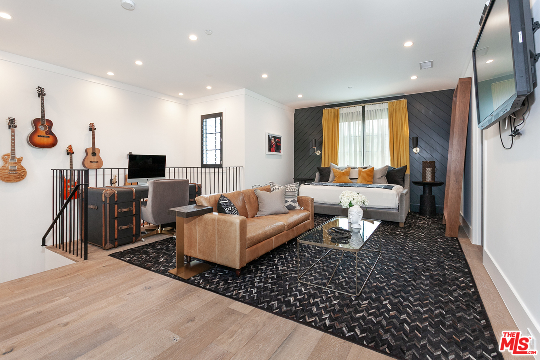 16174 Woodvale Road Encino, CA 91436 - Photo 31 of 35