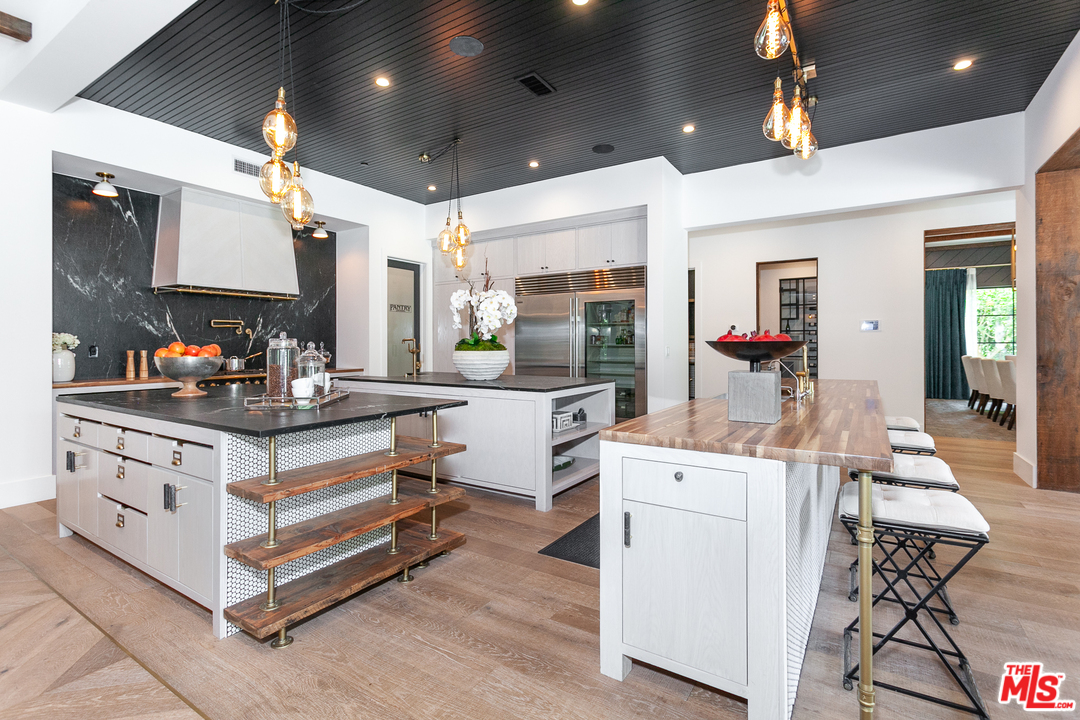 16174 Woodvale Road Encino, CA 91436 - Photo 6 of 35