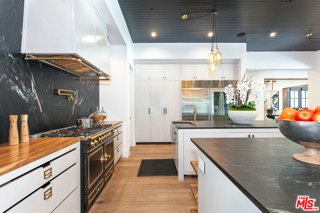 16174 Woodvale Road Encino, CA 91436 - Photo 7 of 35