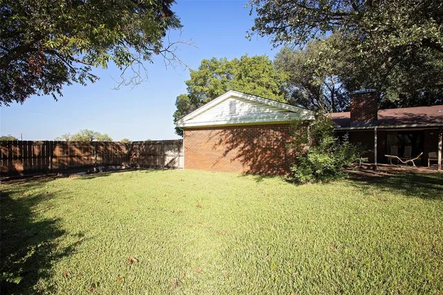 a view of a backyard