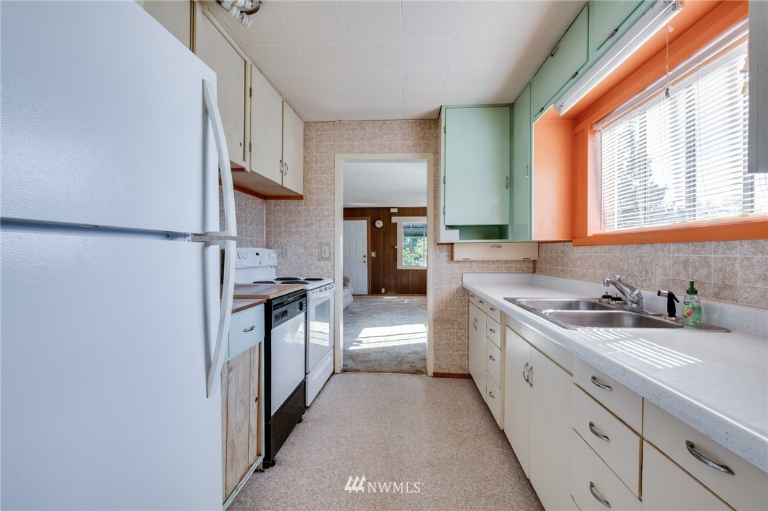 3103 Perry Avenue Bremerton, WA 98310 - Photo 12 of 25 Gallery Image 12