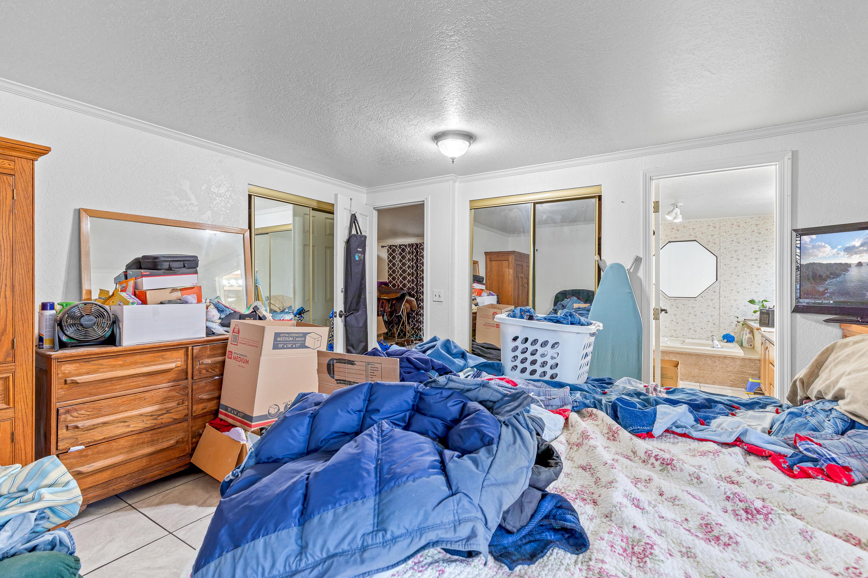 20960 Antioch Road White City, OR 97503 - Photo 19 of 28 Primary Bedroom with en-suite bathroom
