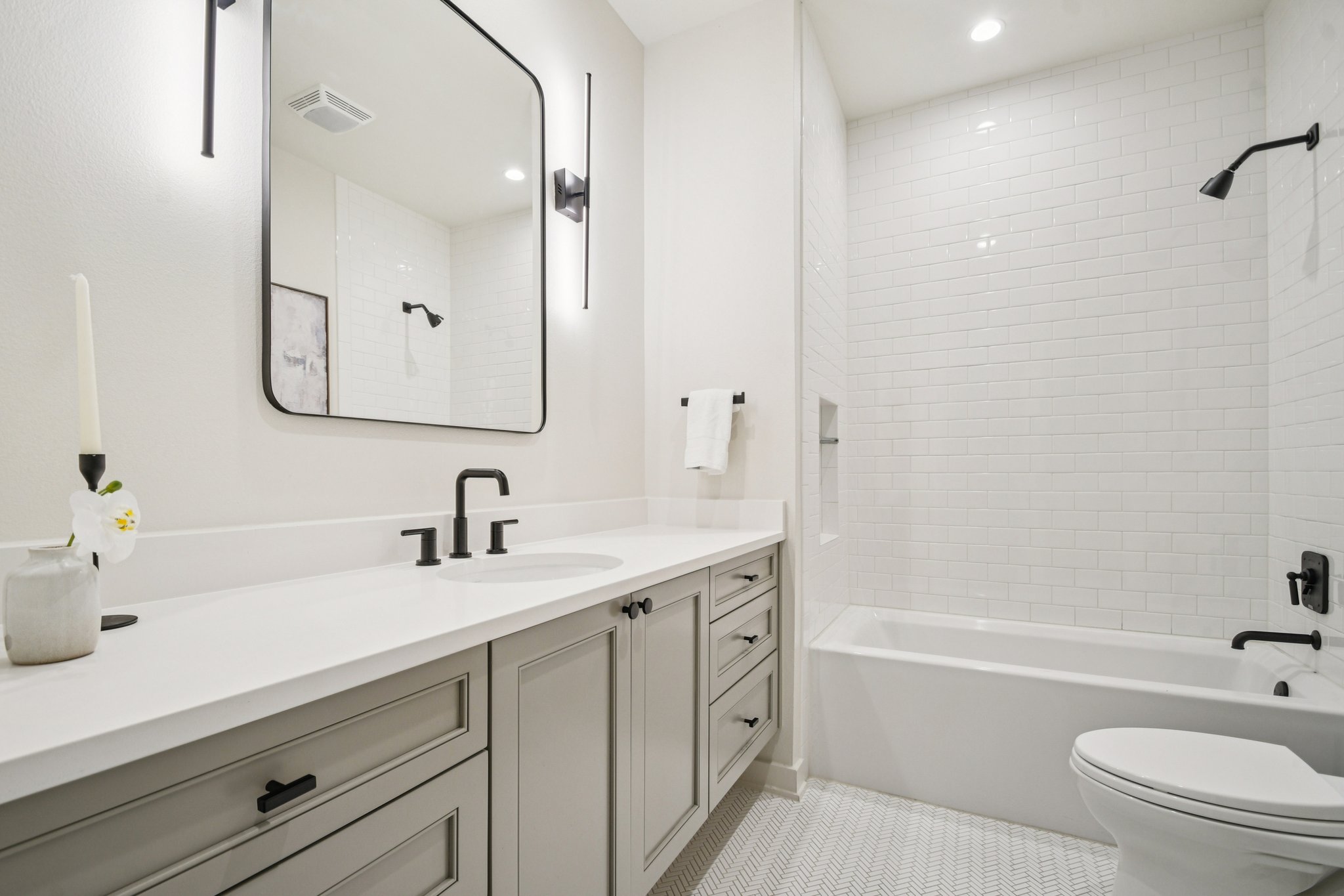 2518 Watkins Way Austin, TX 78746 - Photo 18 of 28 a bathroom with a sink a toilet and a bathtub