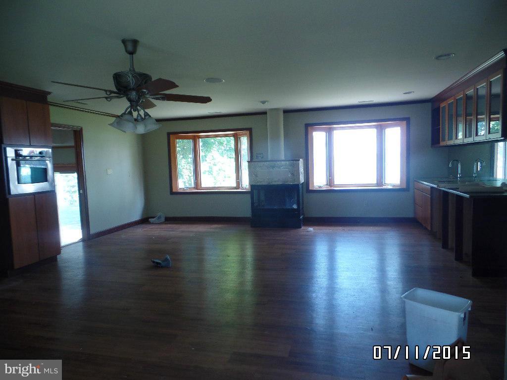 919 Oakdene Road Baltimore, MD 21220 - Photo 8 of 23 Living Room