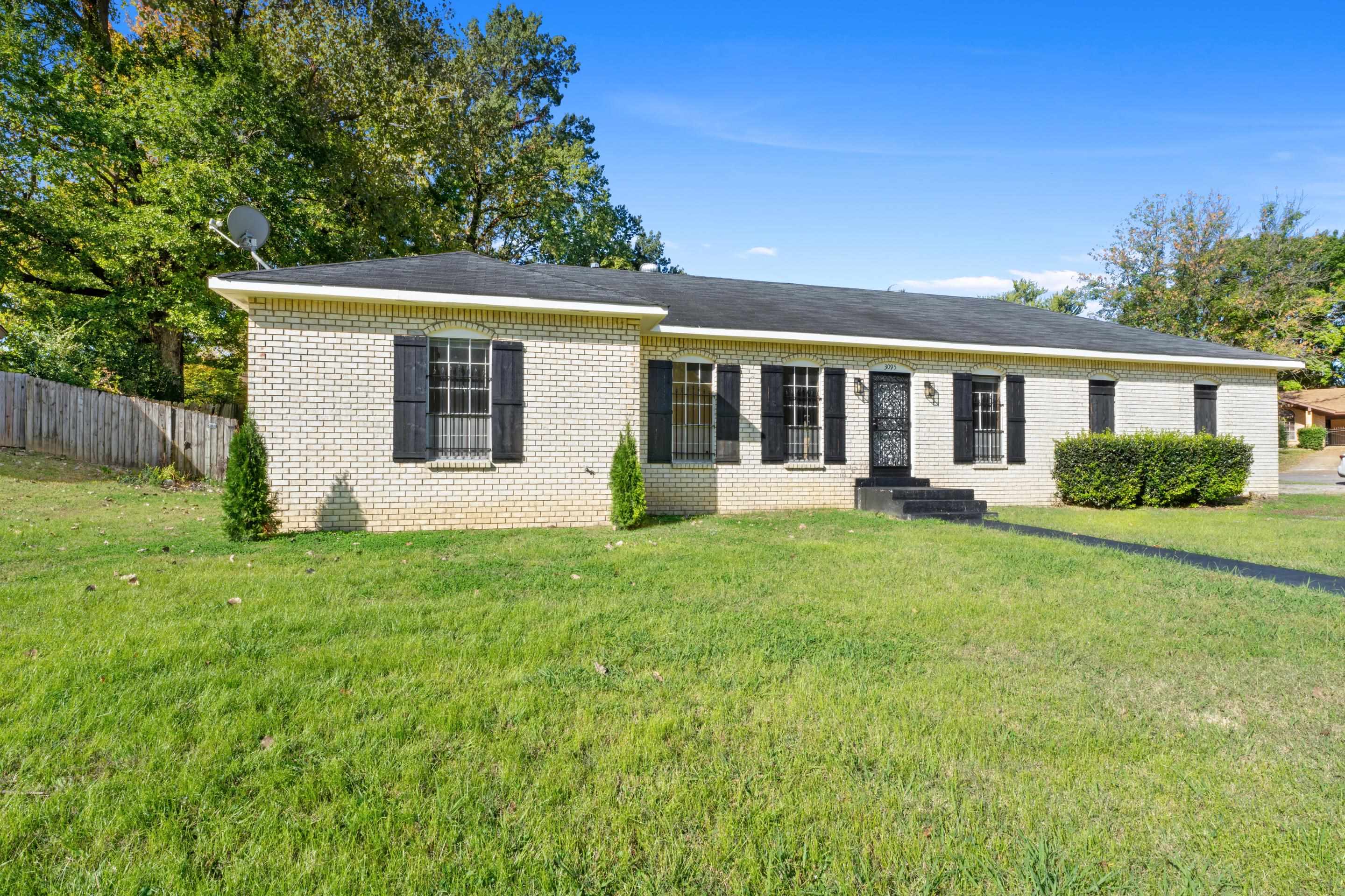 a view of a house with backyard and garden