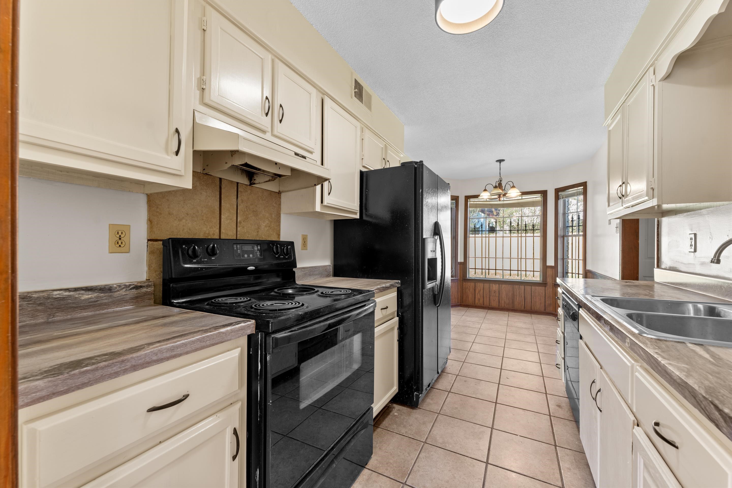 3095 Spring Hill Cove Memphis, TN 38127 - Photo 10 of 29 a kitchen with stainless steel appliances granite countertop a stove a refrigerator and a sink