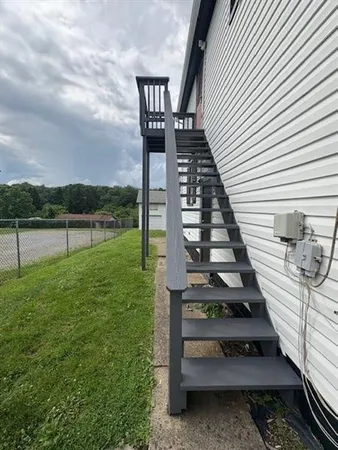 a view of a back yard