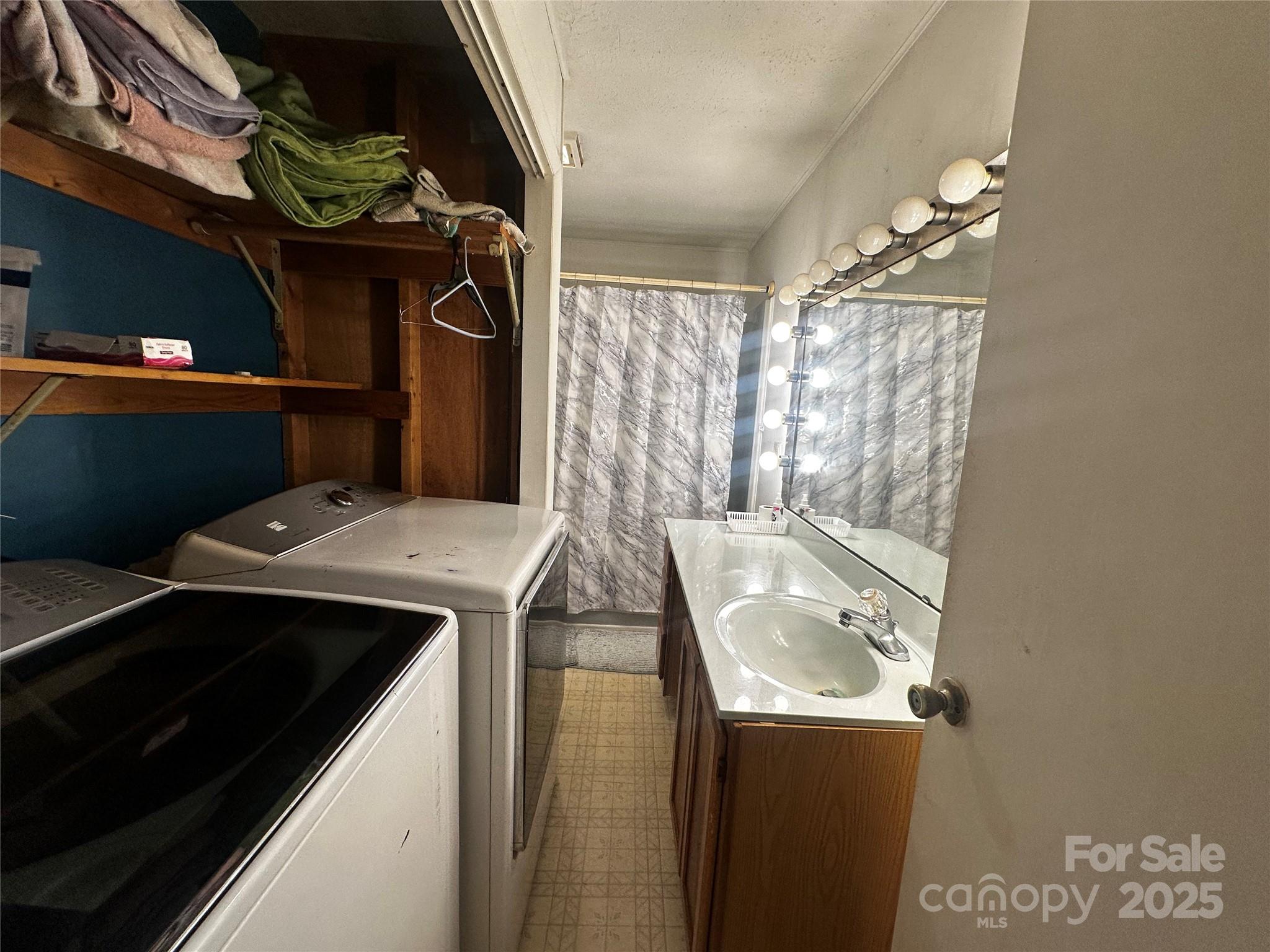 433 Deneen Road Burnsville, NC 28714 - Photo 14 of 32 a utility room with dryer and washer