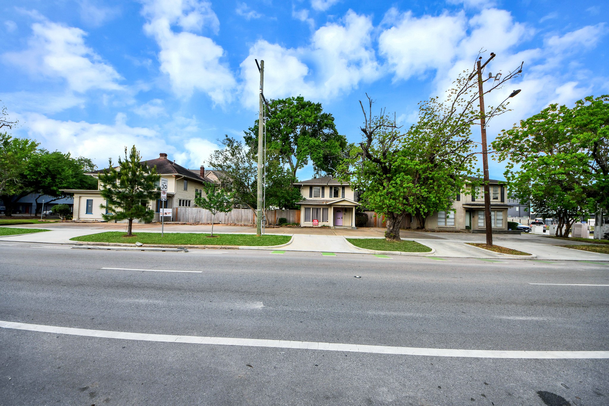 2014 Commonwealth Street Houston, TX 77006 - Photo 15 of 49 a view of a volley ball court