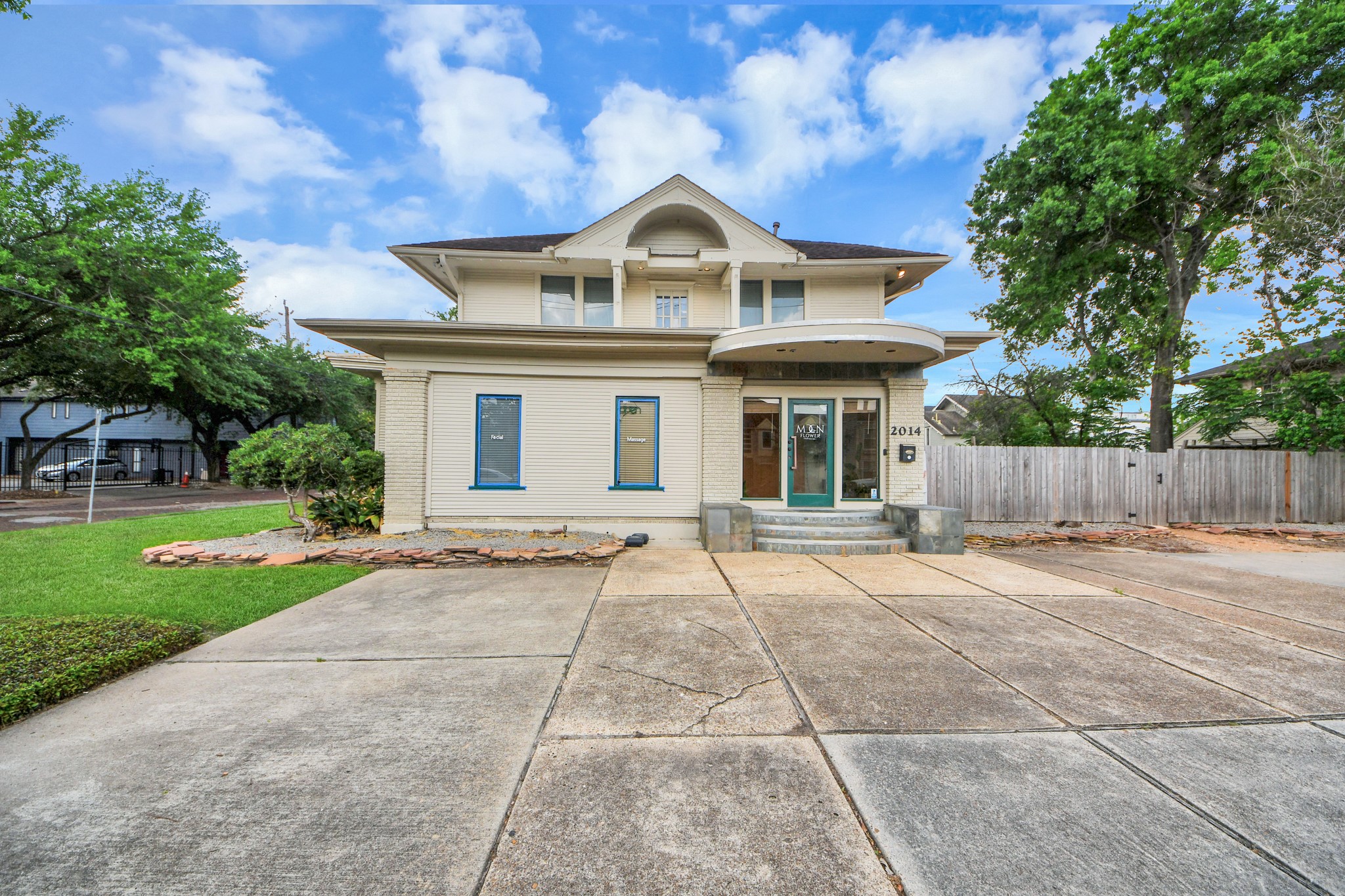 2014 Commonwealth Street Houston, TX 77006 - Photo 16 of 49 a front view of a house with a garden and yard