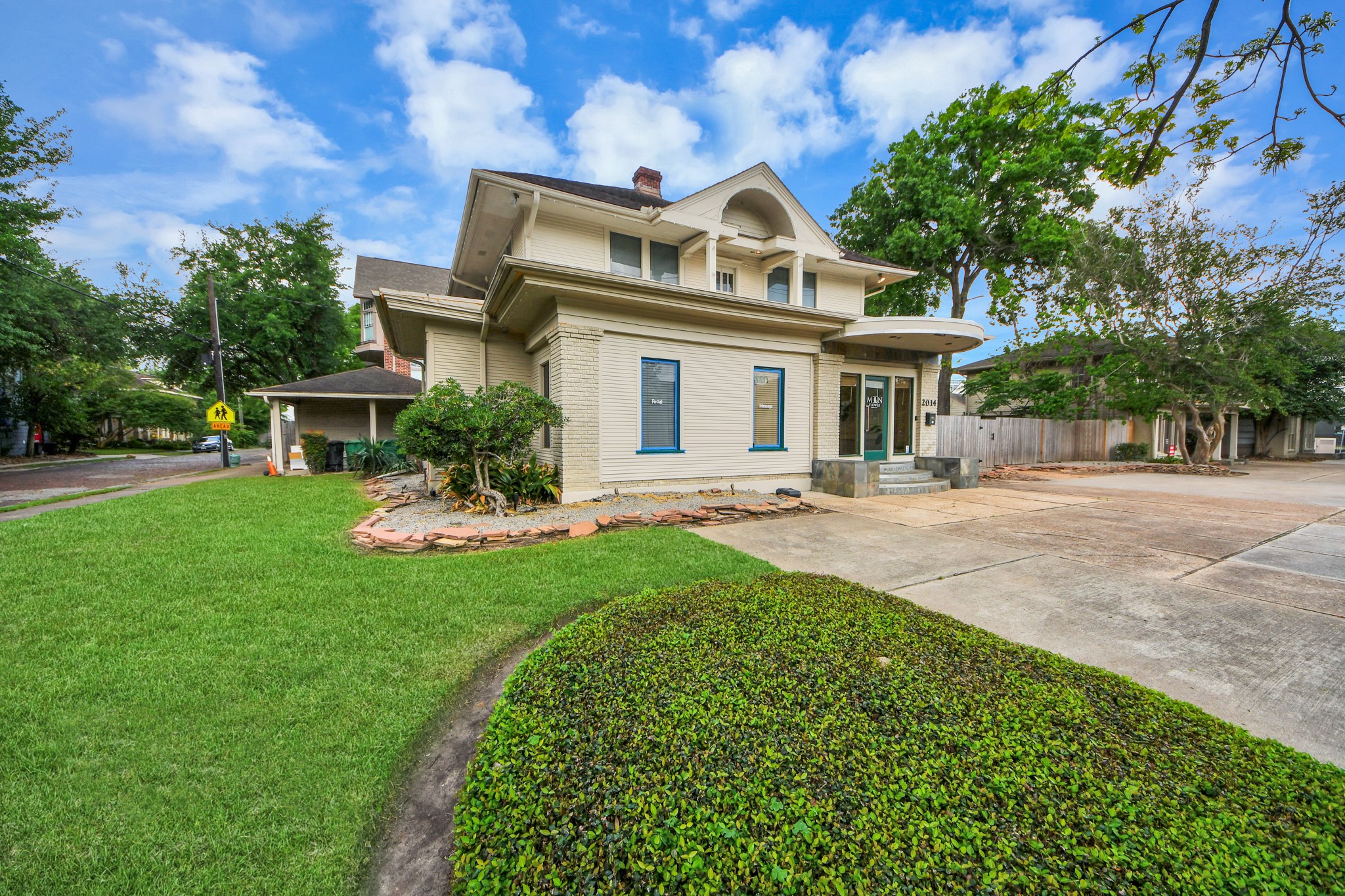 2014 Commonwealth Street Houston, TX 77006 - Photo 17 of 49 a front view of a house with a yard