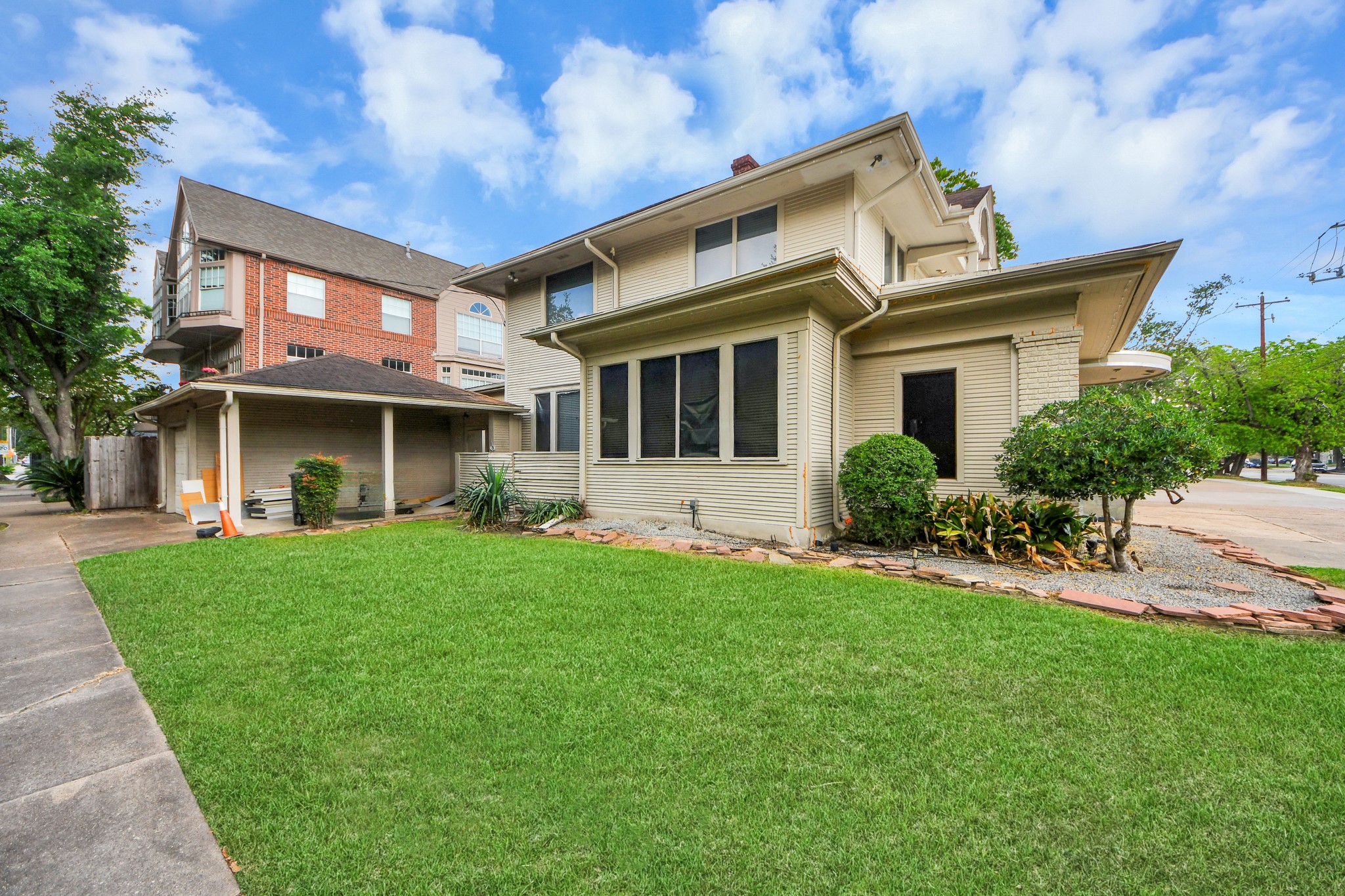 2014 Commonwealth Street Houston, TX 77006 - Photo 19 of 49 a view of a yard in front of house