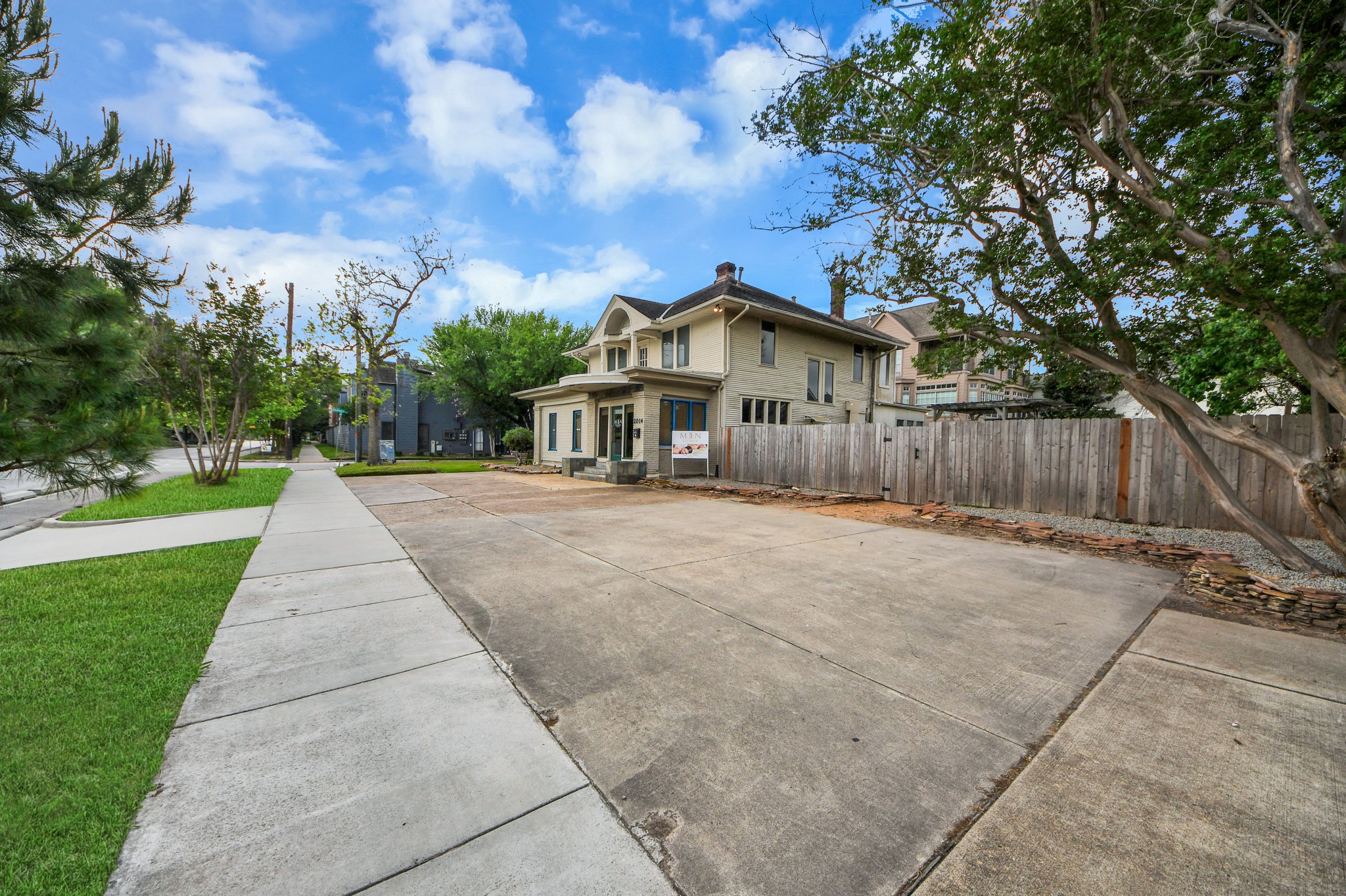 2014 Commonwealth Street Houston, TX 77006 - Photo 20 of 49 a front view of a house with a yard