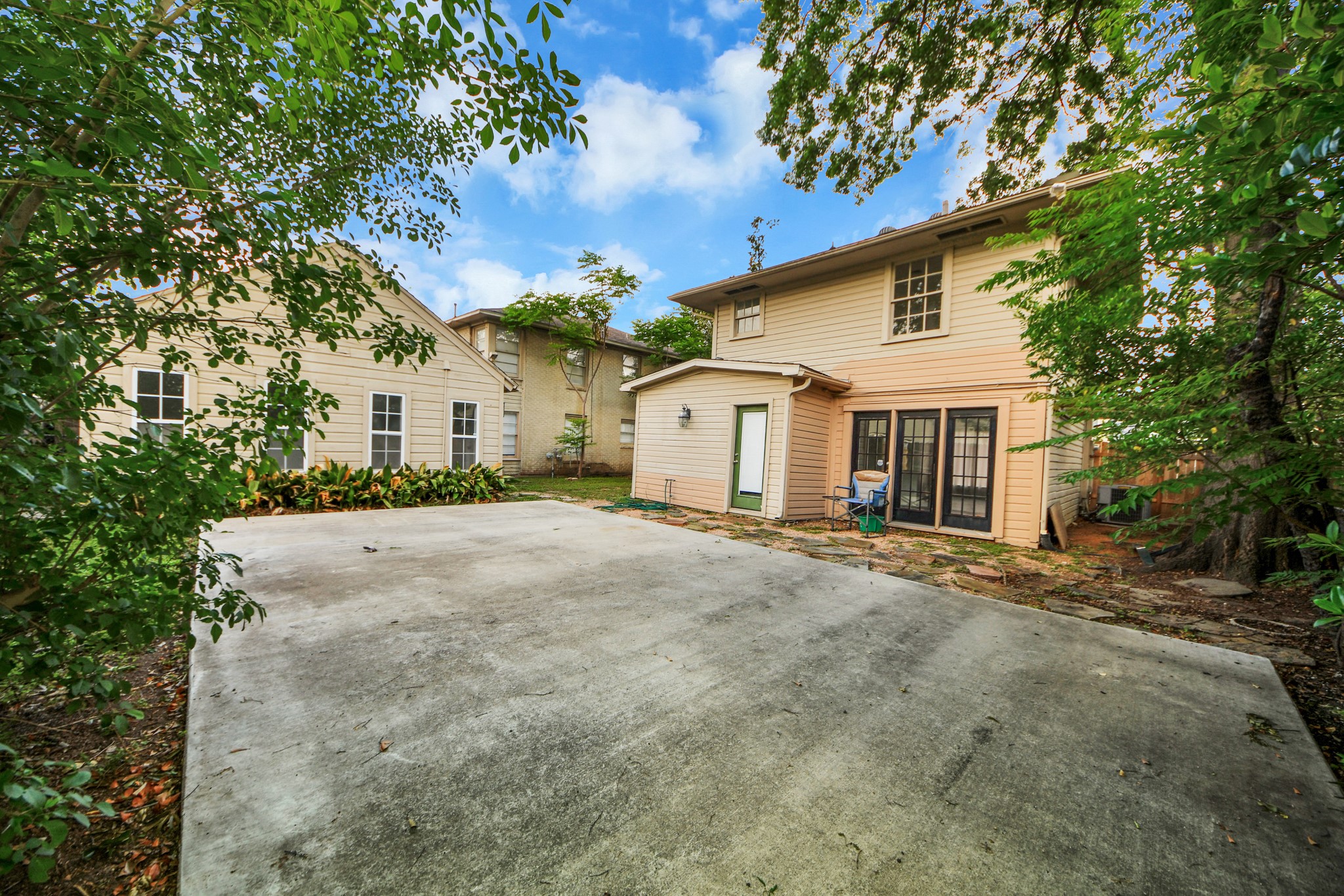 2014 Commonwealth Street Houston, TX 77006 - Photo 22 of 49 a view of a white house with a yard and garage