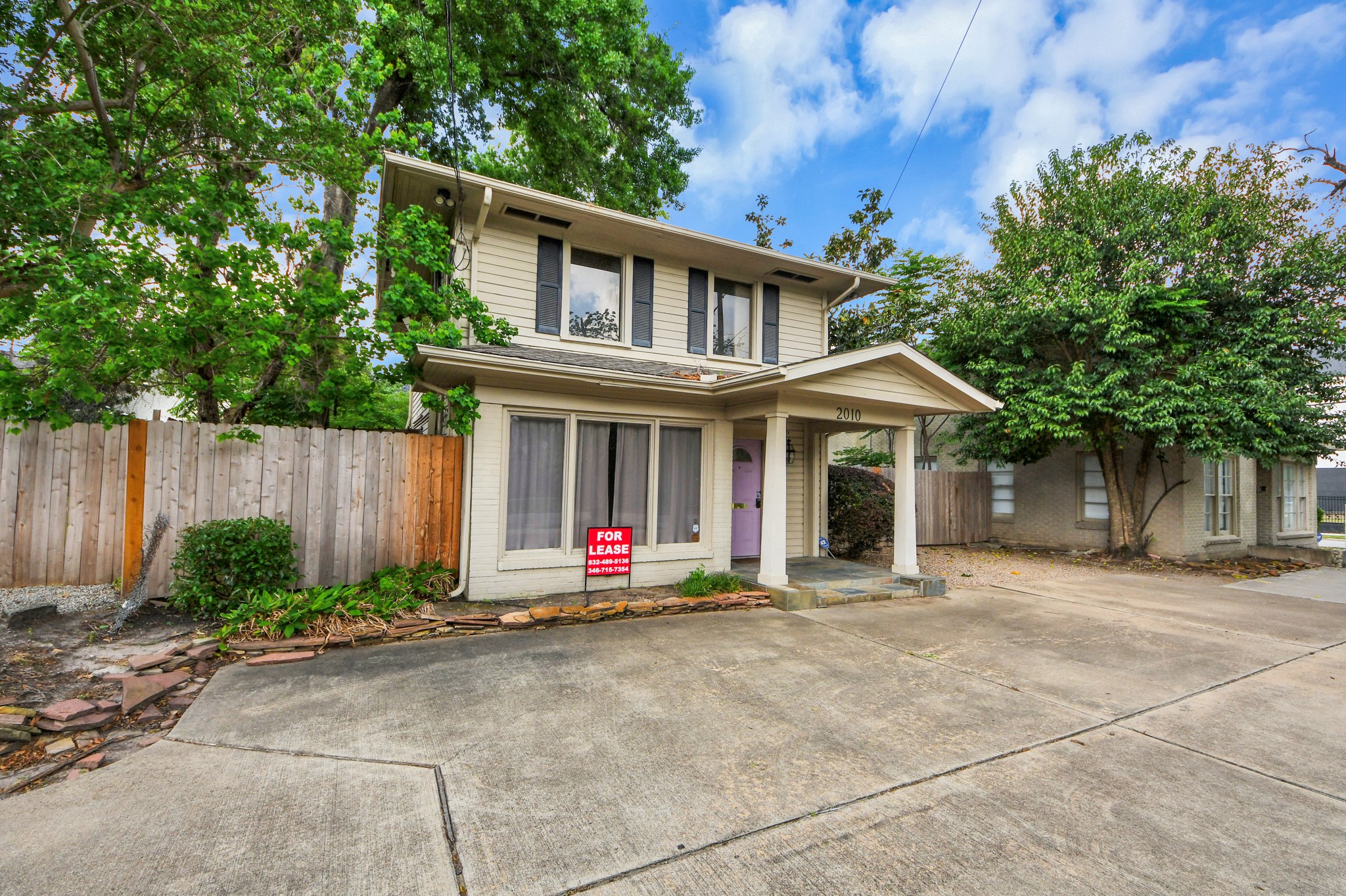 2014 Commonwealth Street Houston, TX 77006 - Photo 23 of 49 a front view of a house with garden