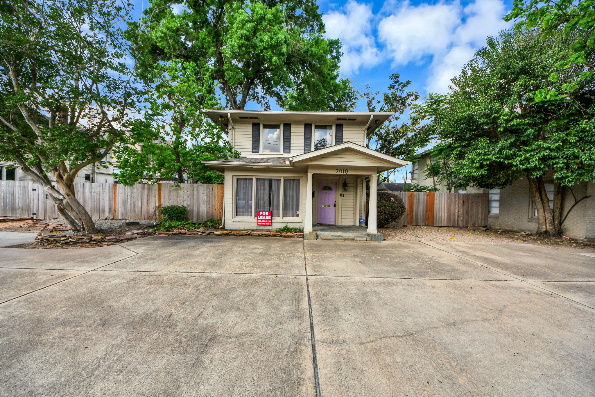 2014 Commonwealth Street Houston, TX 77006 - Photo 24 of 49 a front view of a house with yard