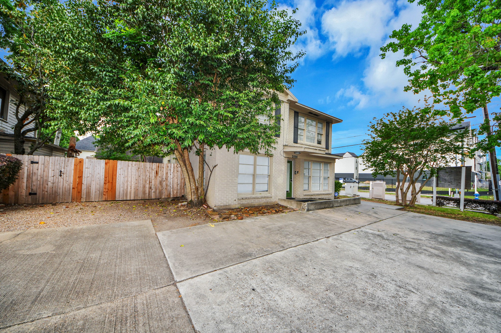 2014 Commonwealth Street Houston, TX 77006 - Photo 26 of 49 a front view of a house with a yard and garage