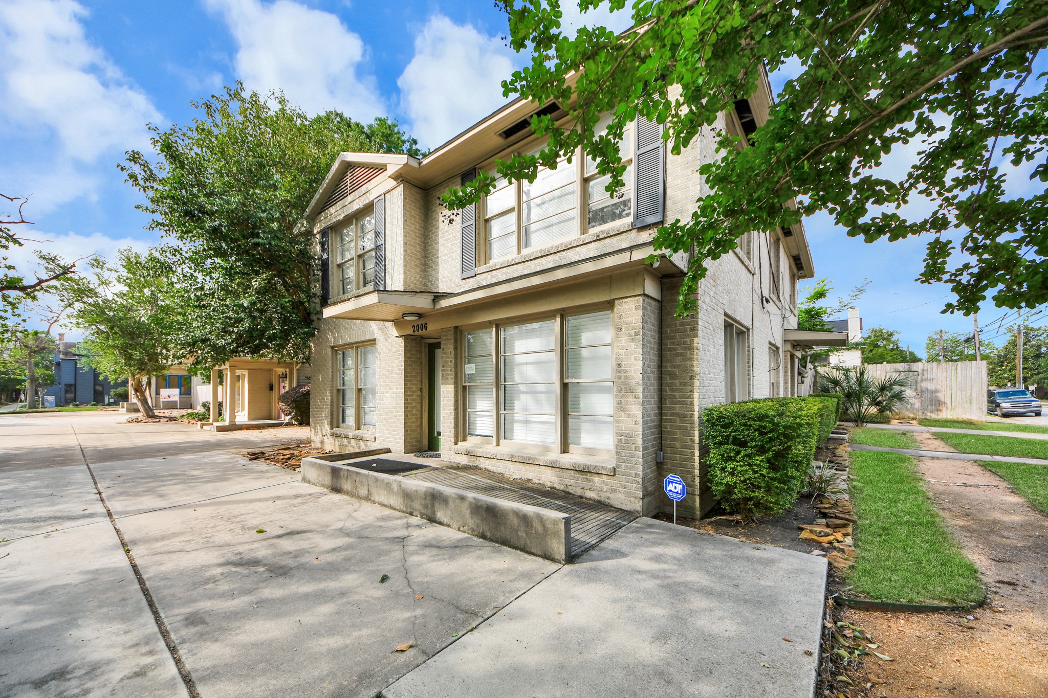 2014 Commonwealth Street Houston, TX 77006 - Photo 28 of 49 a front view of a house with a yard