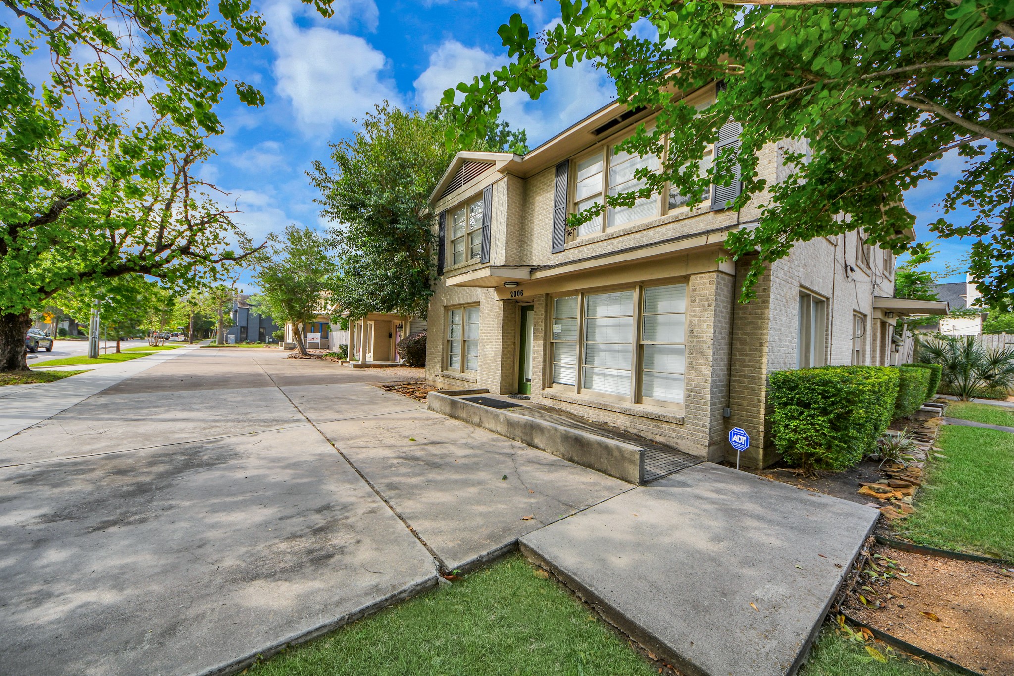2014 Commonwealth Street Houston, TX 77006 - Photo 29 of 49 front view of house with a yard