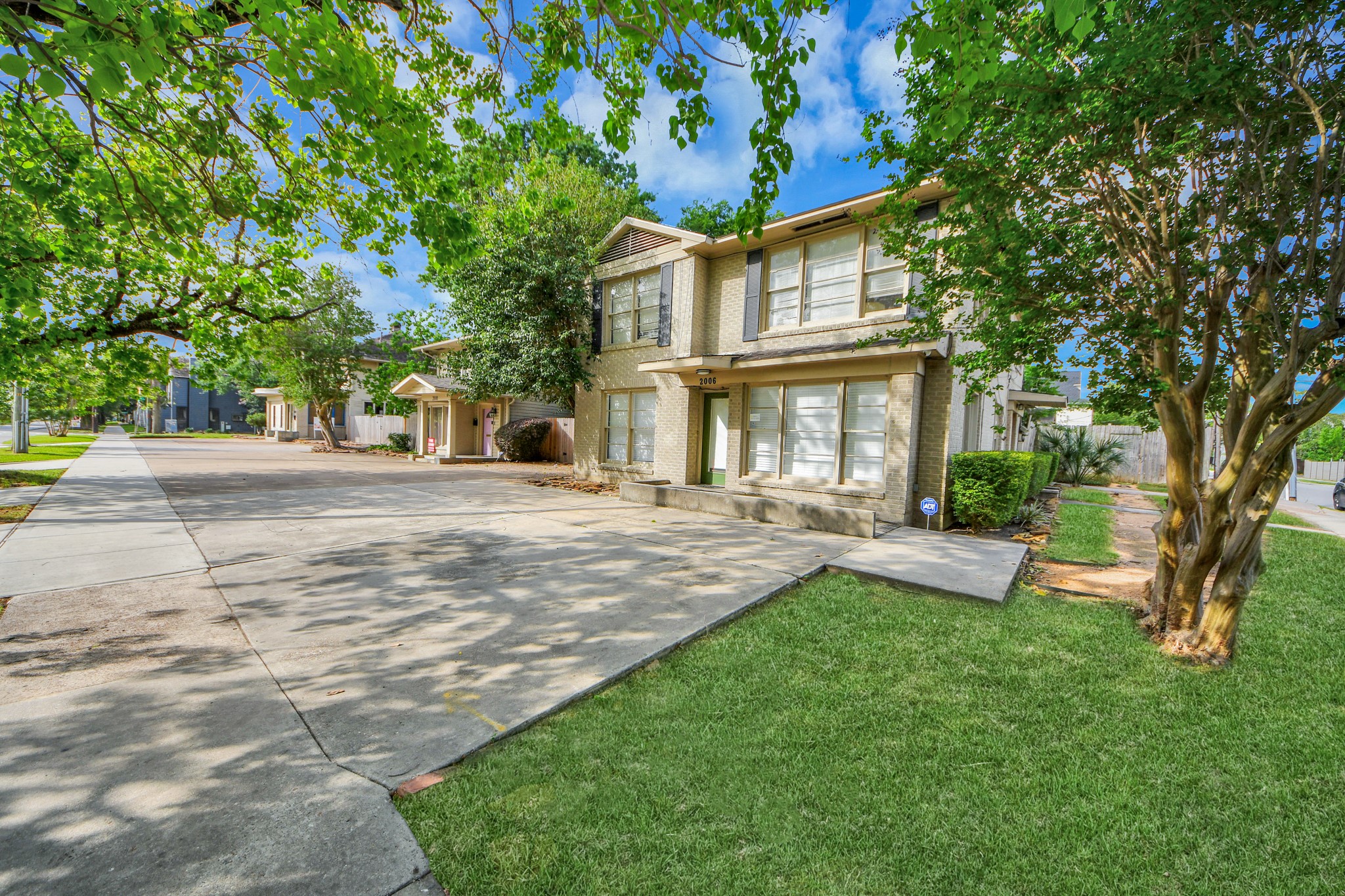 2014 Commonwealth Street Houston, TX 77006 - Photo 30 of 49 a view of a house with a yard
