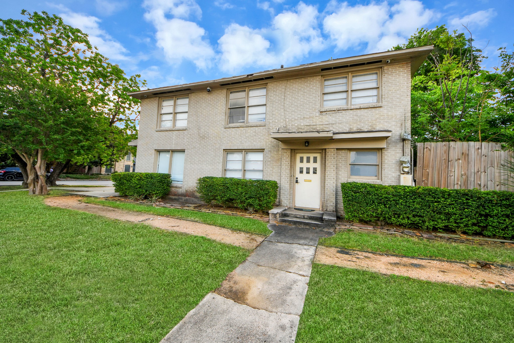 2014 Commonwealth Street Houston, TX 77006 - Photo 31 of 49 a front view of a house with a yard