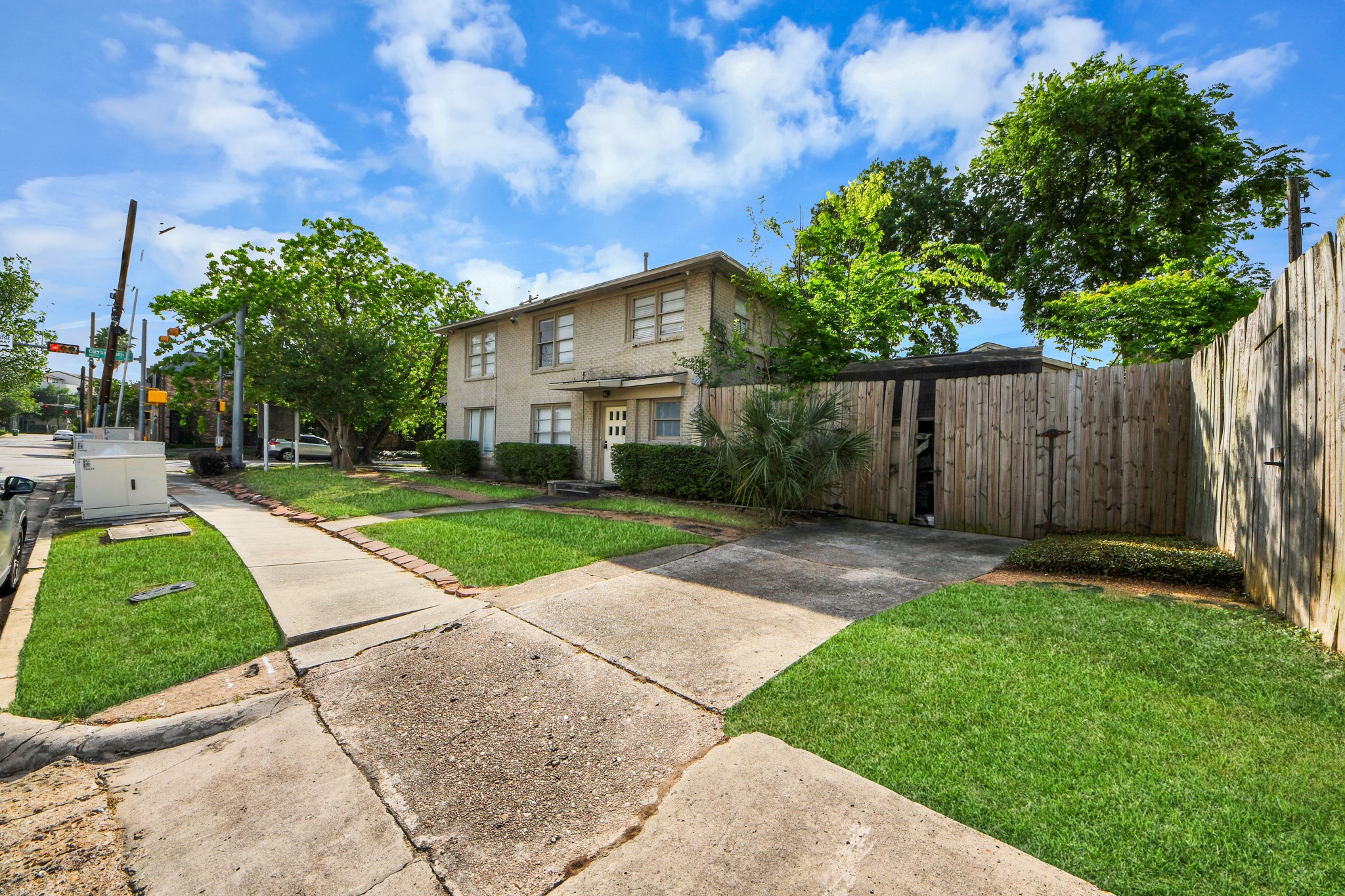 2014 Commonwealth Street Houston, TX 77006 - Photo 32 of 49 a view of a yard with plants and a large tree