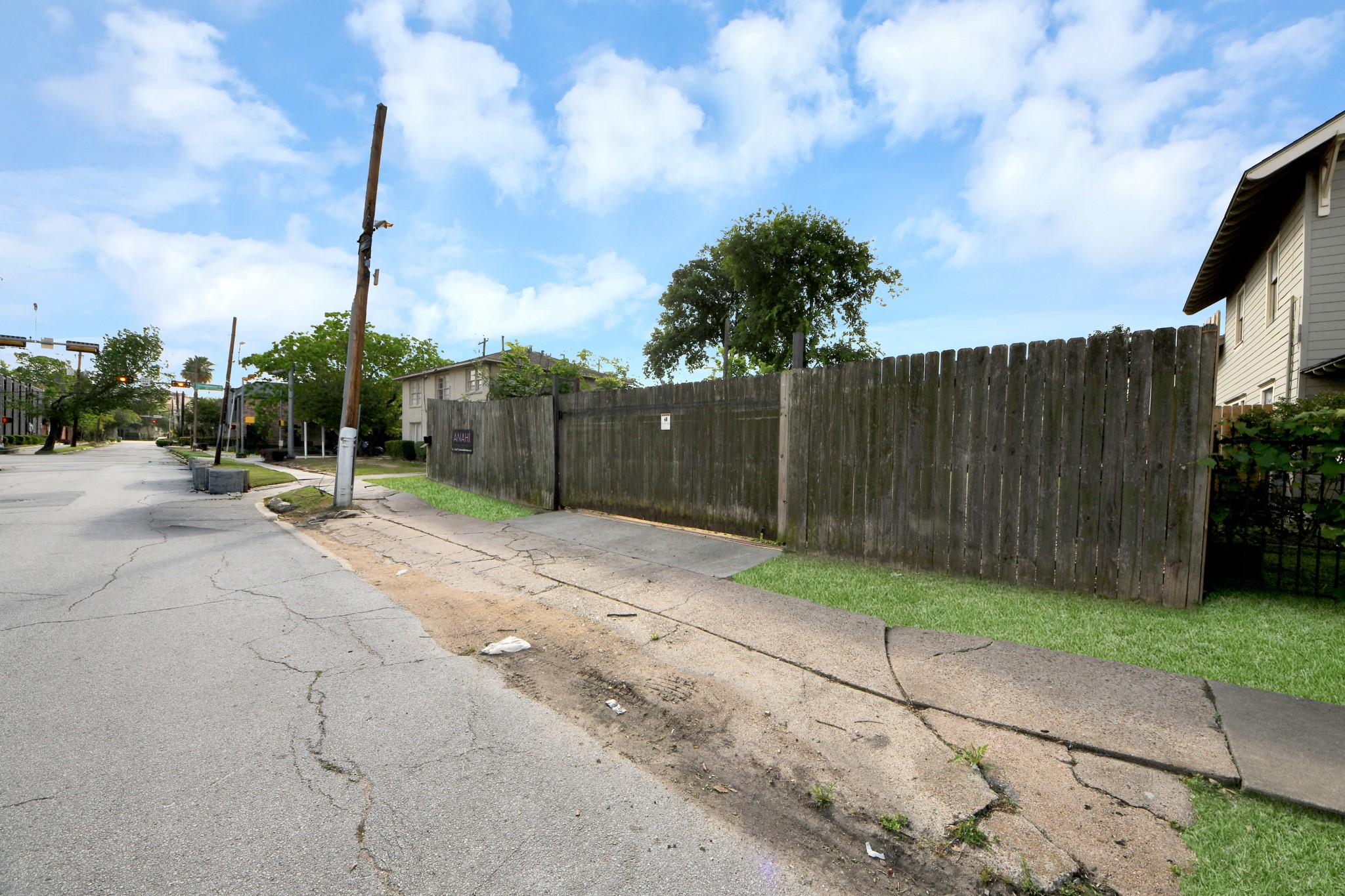 2014 Commonwealth Street Houston, TX 77006 - Photo 33 of 49 a backyard of a house with a basket ball court