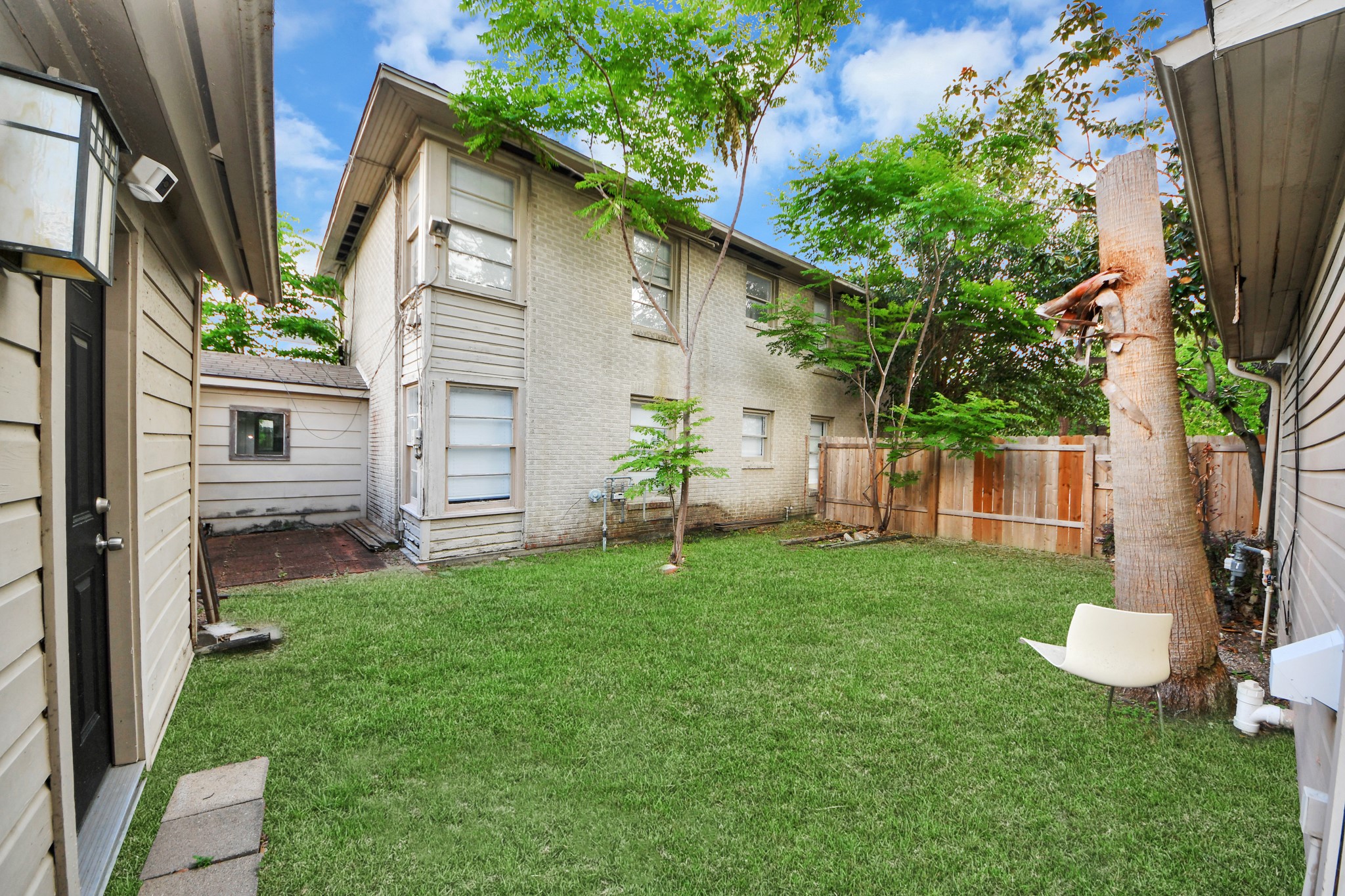 2014 Commonwealth Street Houston, TX 77006 - Photo 34 of 49 a view of a house with backyard