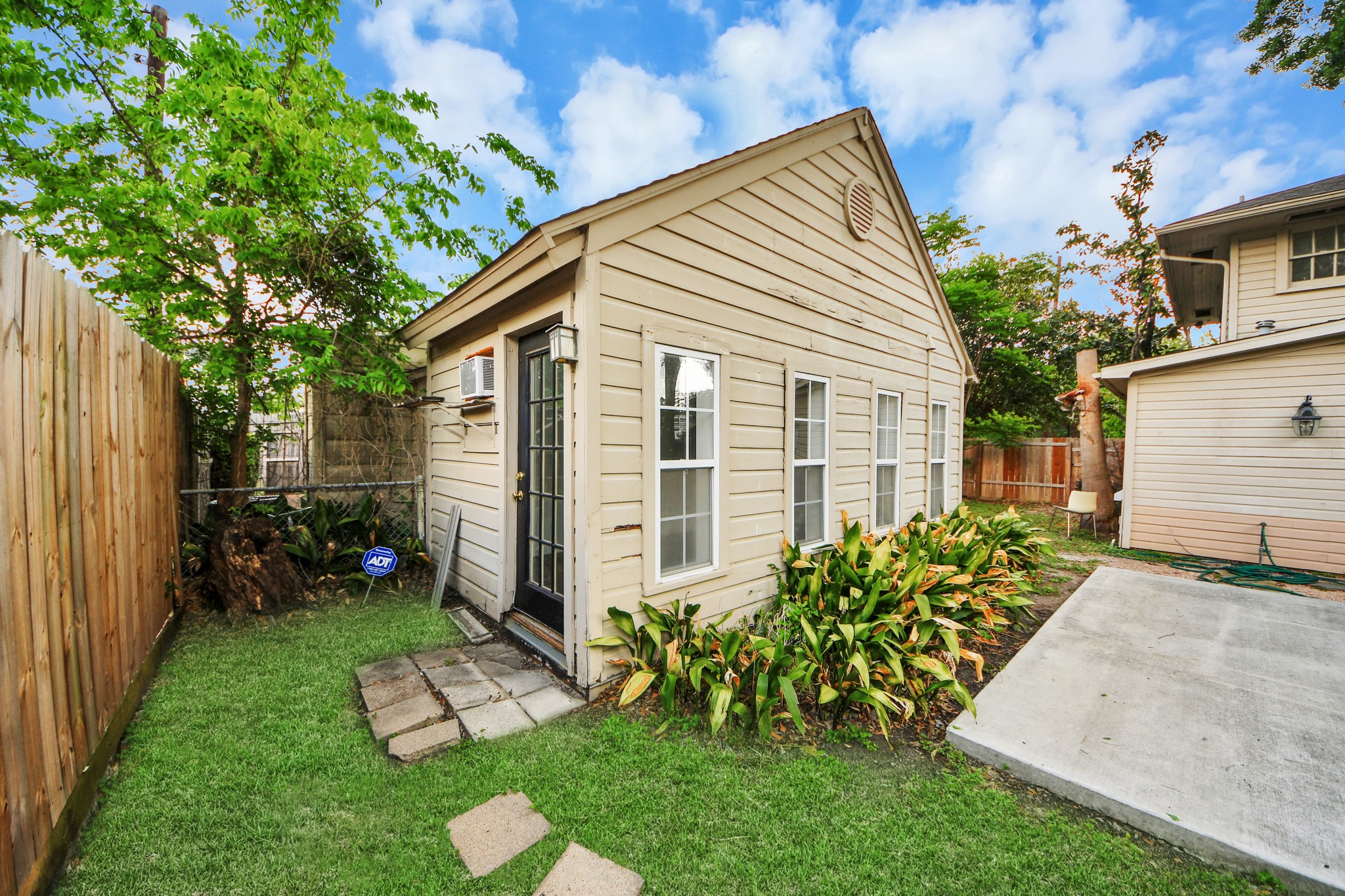 2014 Commonwealth Street Houston, TX 77006 - Photo 35 of 49 a view of a house with a yard