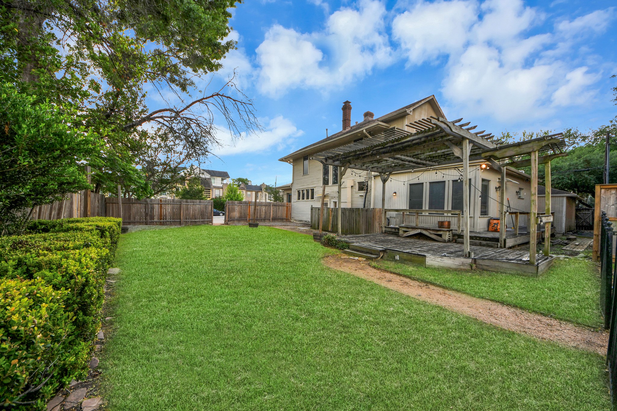 2014 Commonwealth Street Houston, TX 77006 - Photo 38 of 49 a view of a house with backyard and sitting area