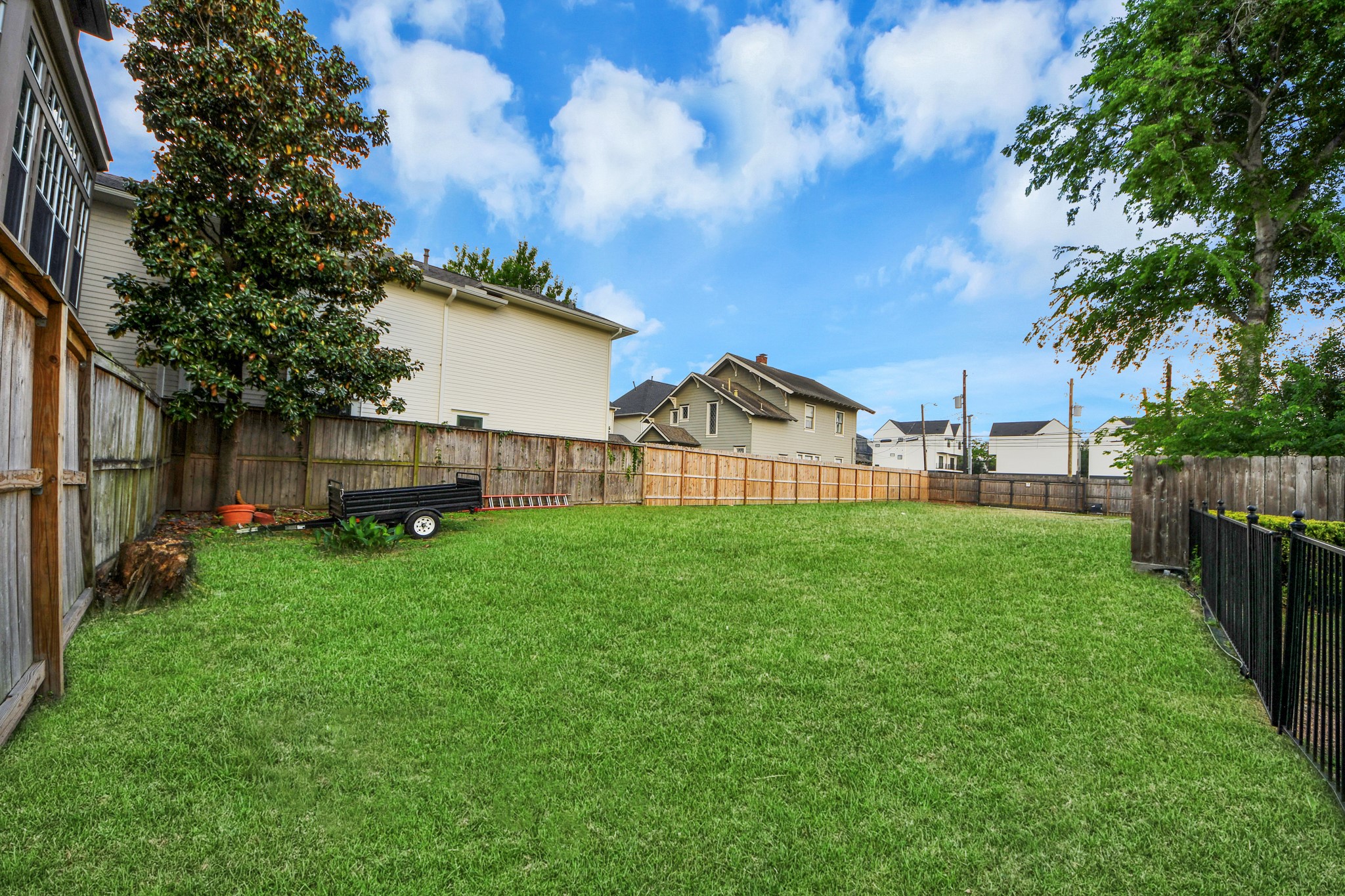 2014 Commonwealth Street Houston, TX 77006 - Photo 40 of 49 a view of a house with backyard and garden