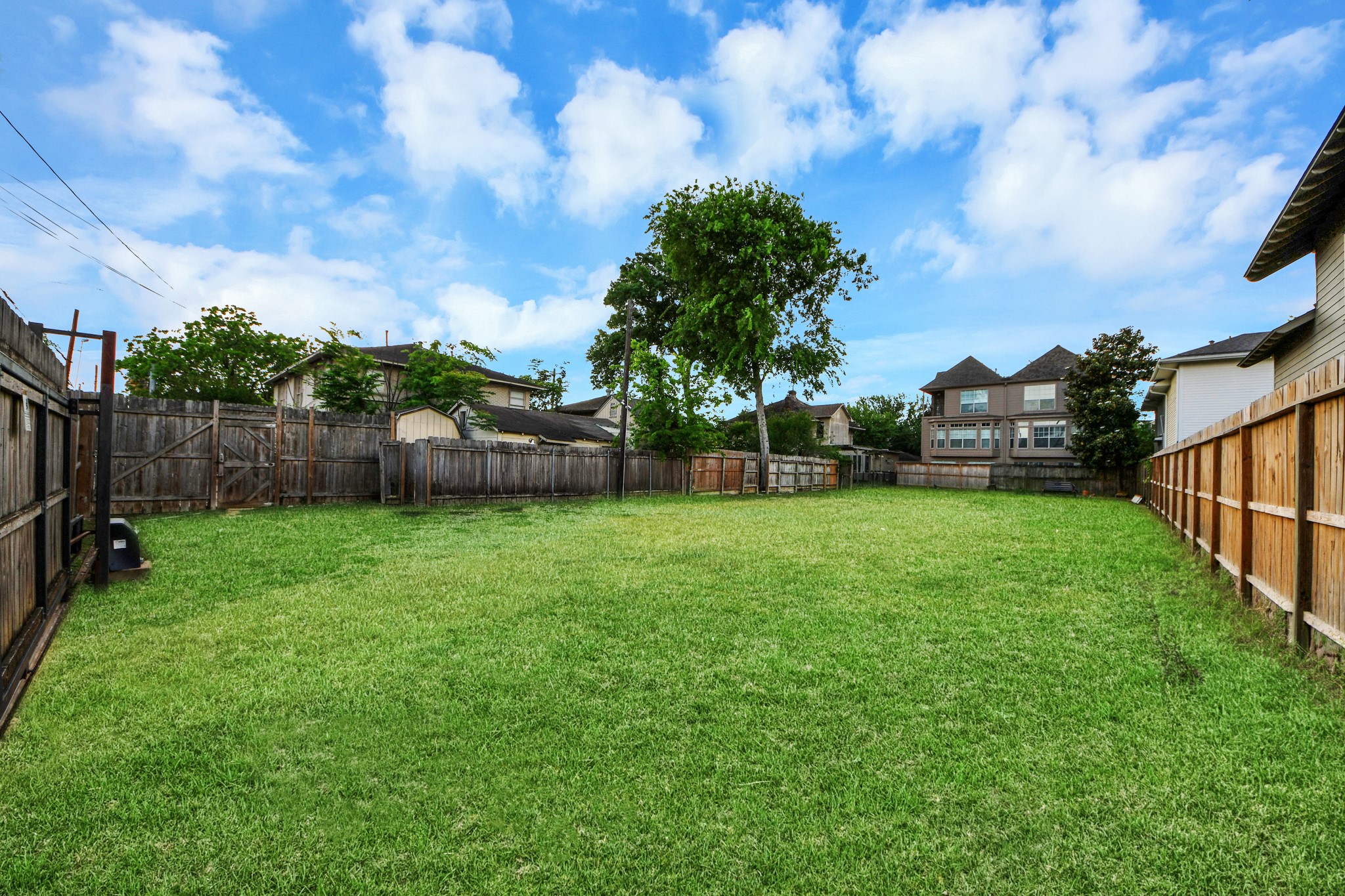 2014 Commonwealth Street Houston, TX 77006 - Photo 42 of 49 a view of yard with green space and wooden fence