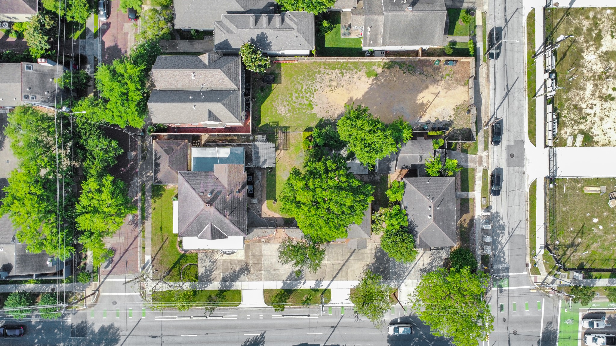 2014 Commonwealth Street Houston, TX 77006 - Photo 43 of 49 an aerial view of a house with outdoor space