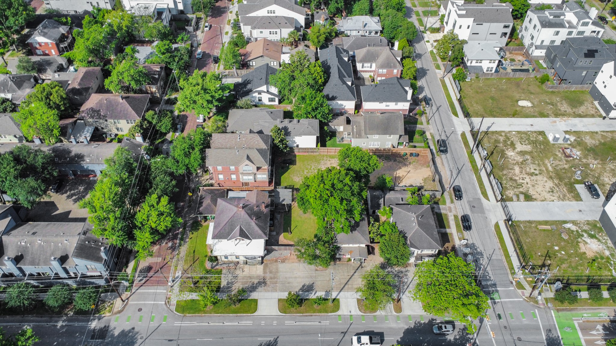 2014 Commonwealth Street Houston, TX 77006 - Photo 44 of 49 an aerial view of residential houses with outdoor space