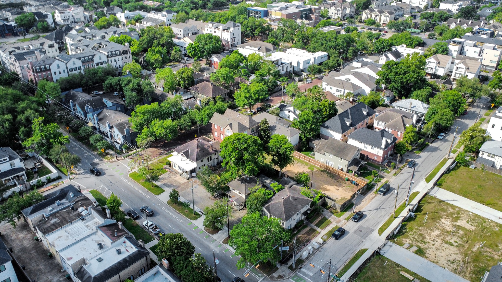 2014 Commonwealth Street Houston, TX 77006 - Photo 45 of 49 an aerial view of residential houses with outdoor space